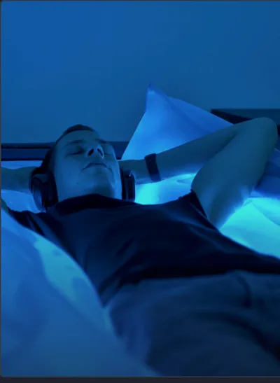 Gjest på Zerobody-sengen i blått lys